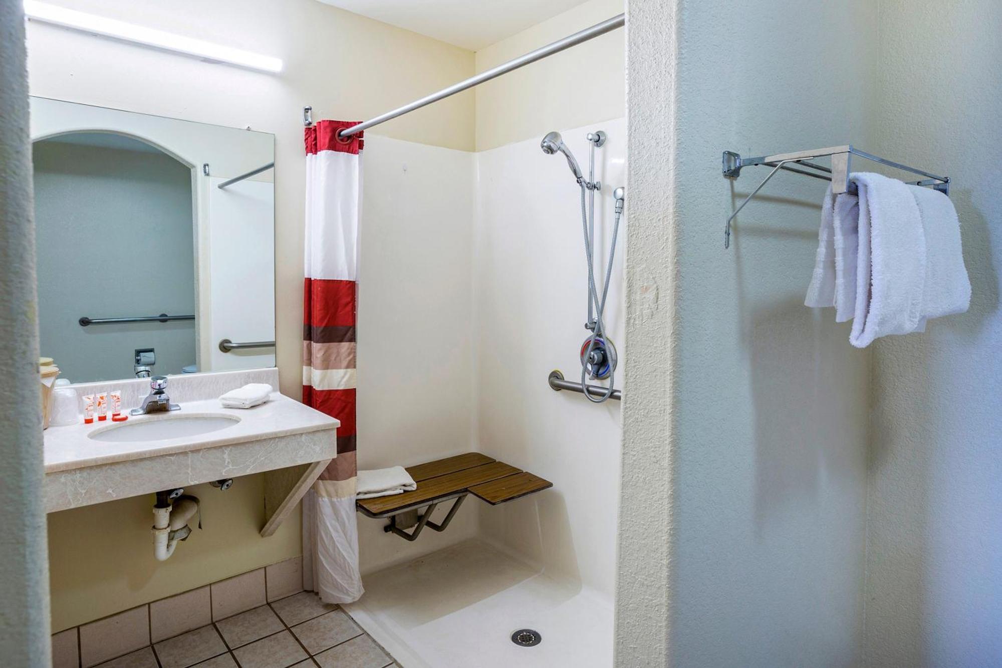 פורט אלן Oyo Hotel Lsu מראה חיצוני תמונה